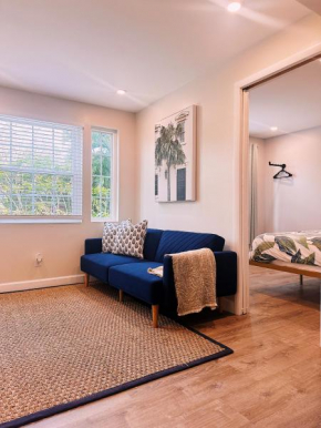 Sunny Retreat:2BR Cozy Cottage 5 min to Palm Beach